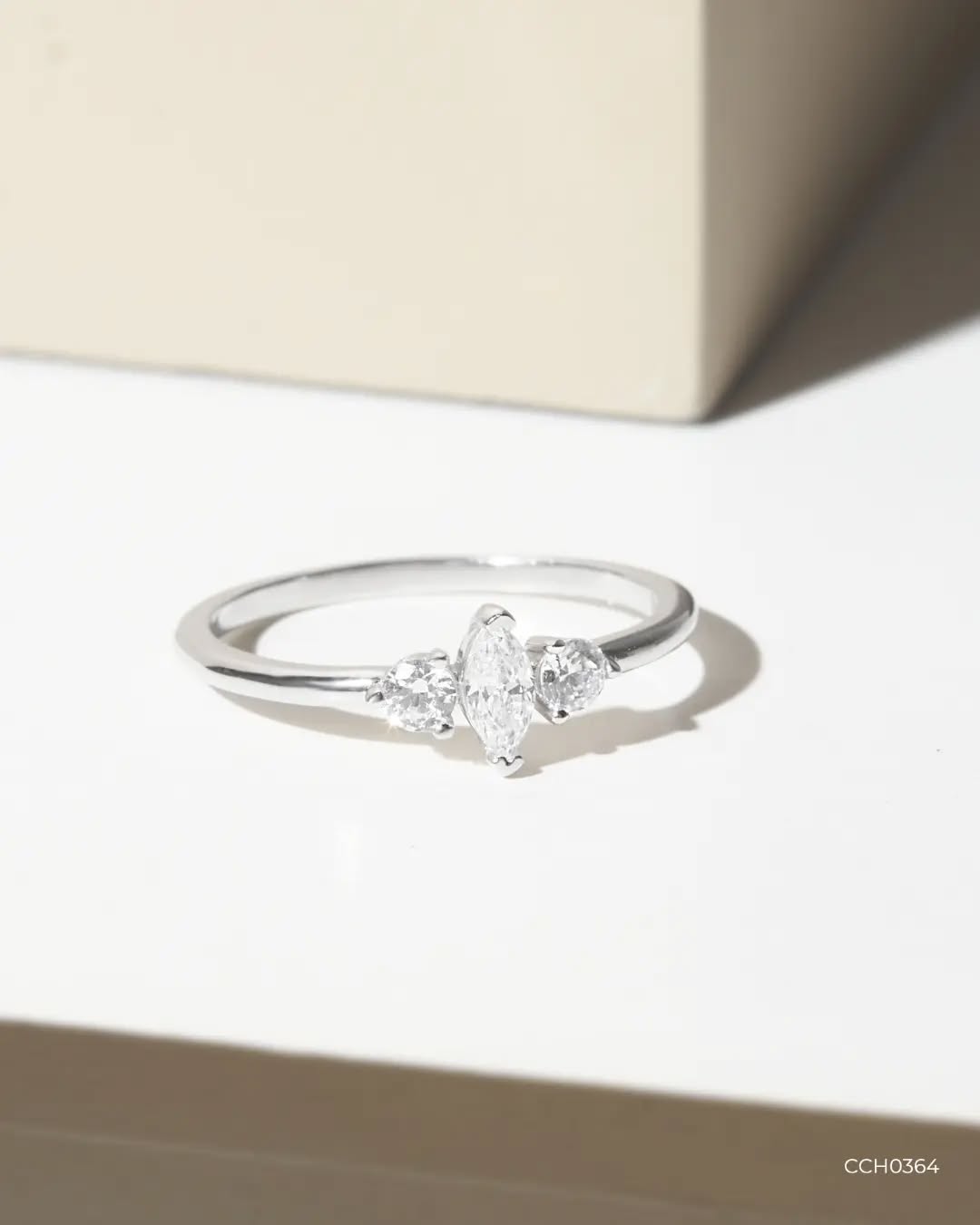 cincin tunangan three stones 