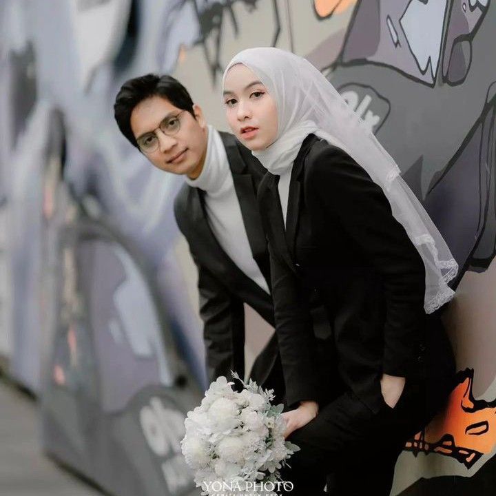 Busana foto prewedding klasik