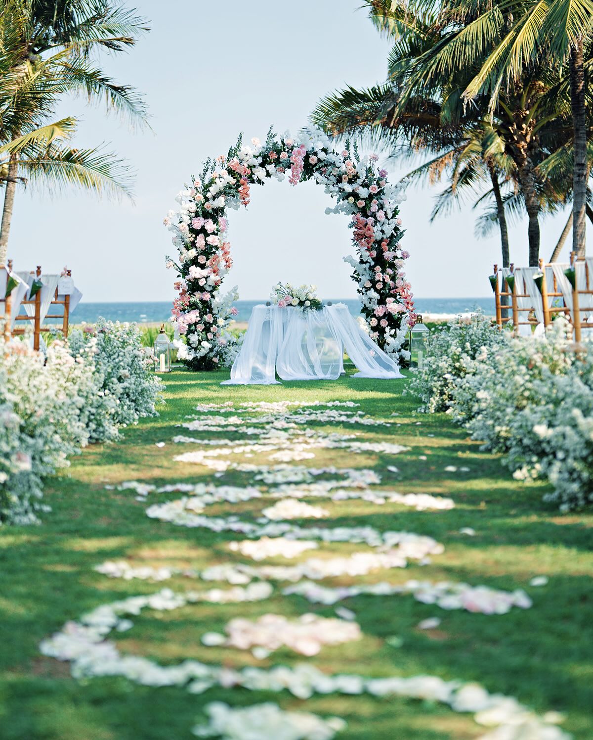 tema pernikahan coastal elegance tepi pantai bali