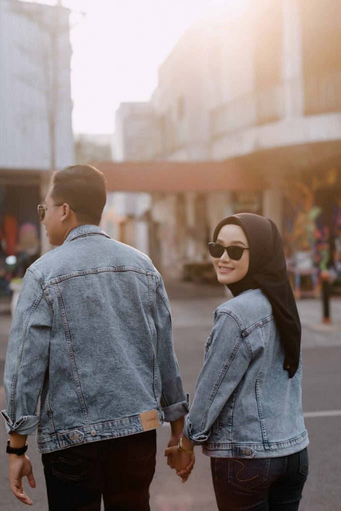 Outfit Prewedding Hijab dengan Jaket Denim