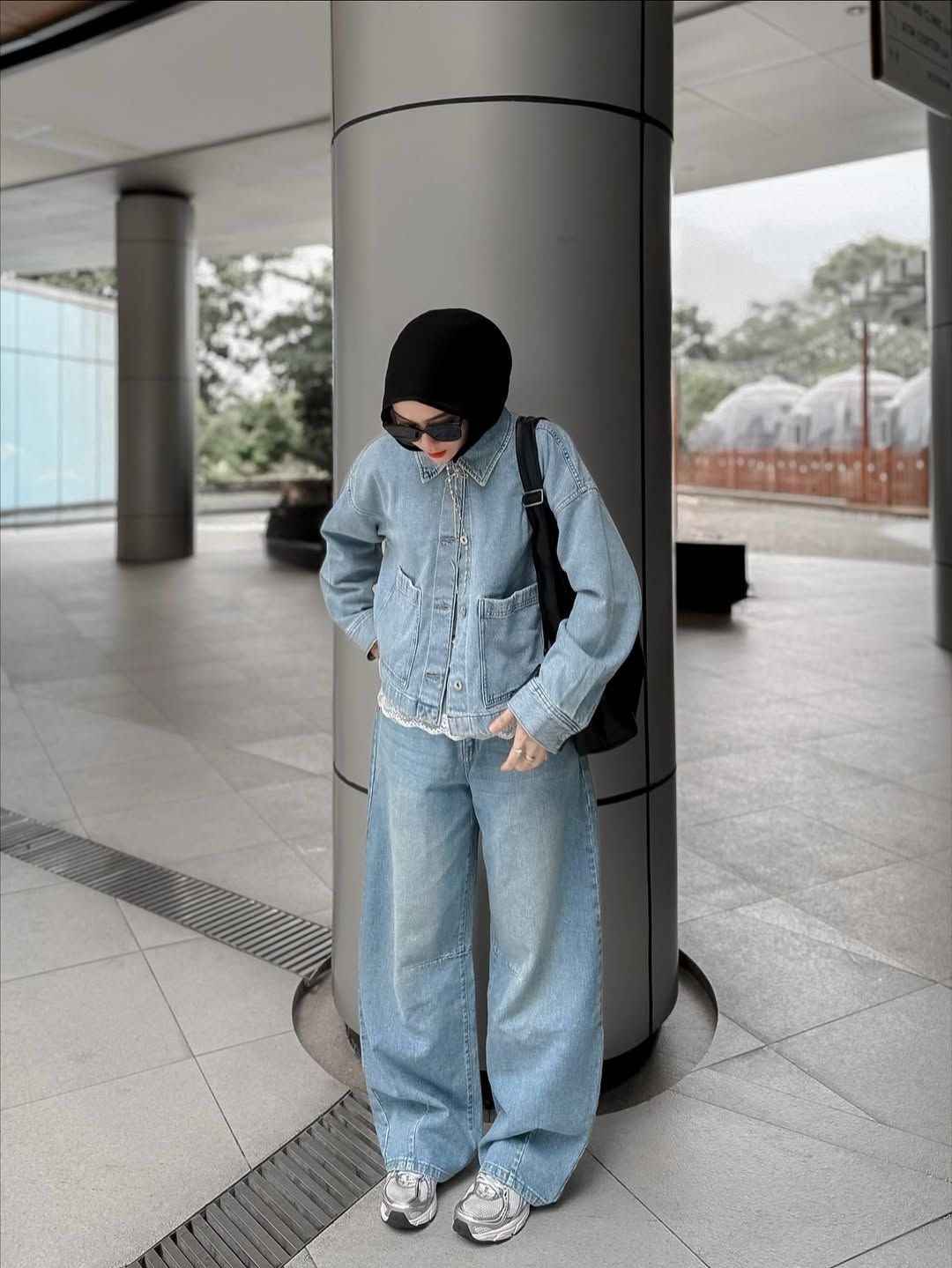 denim on denim hijab outfit untuk prewedding streetstyle