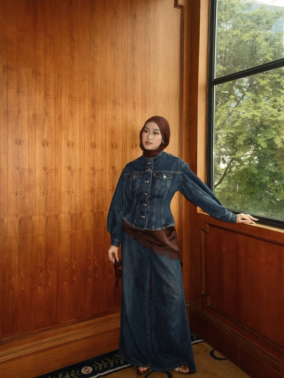 gaya outfit hijab dengan jaket denim