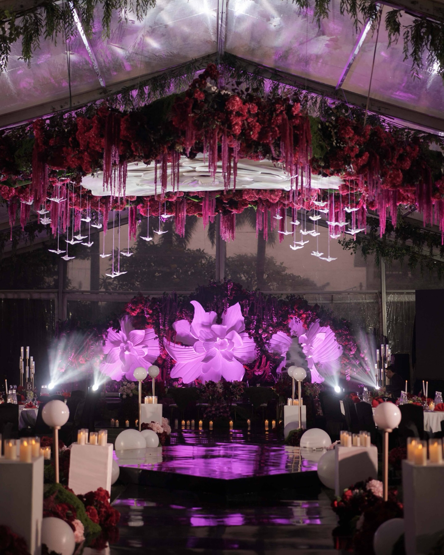 dekorasi pernikahan dengan lighting elegan