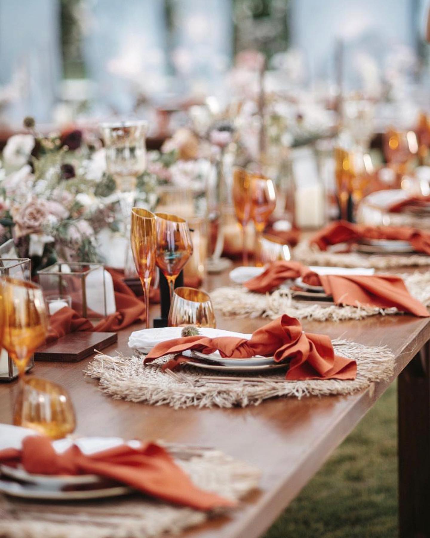 Dekorasi pernikahan tema rustic bohemian warna terracota