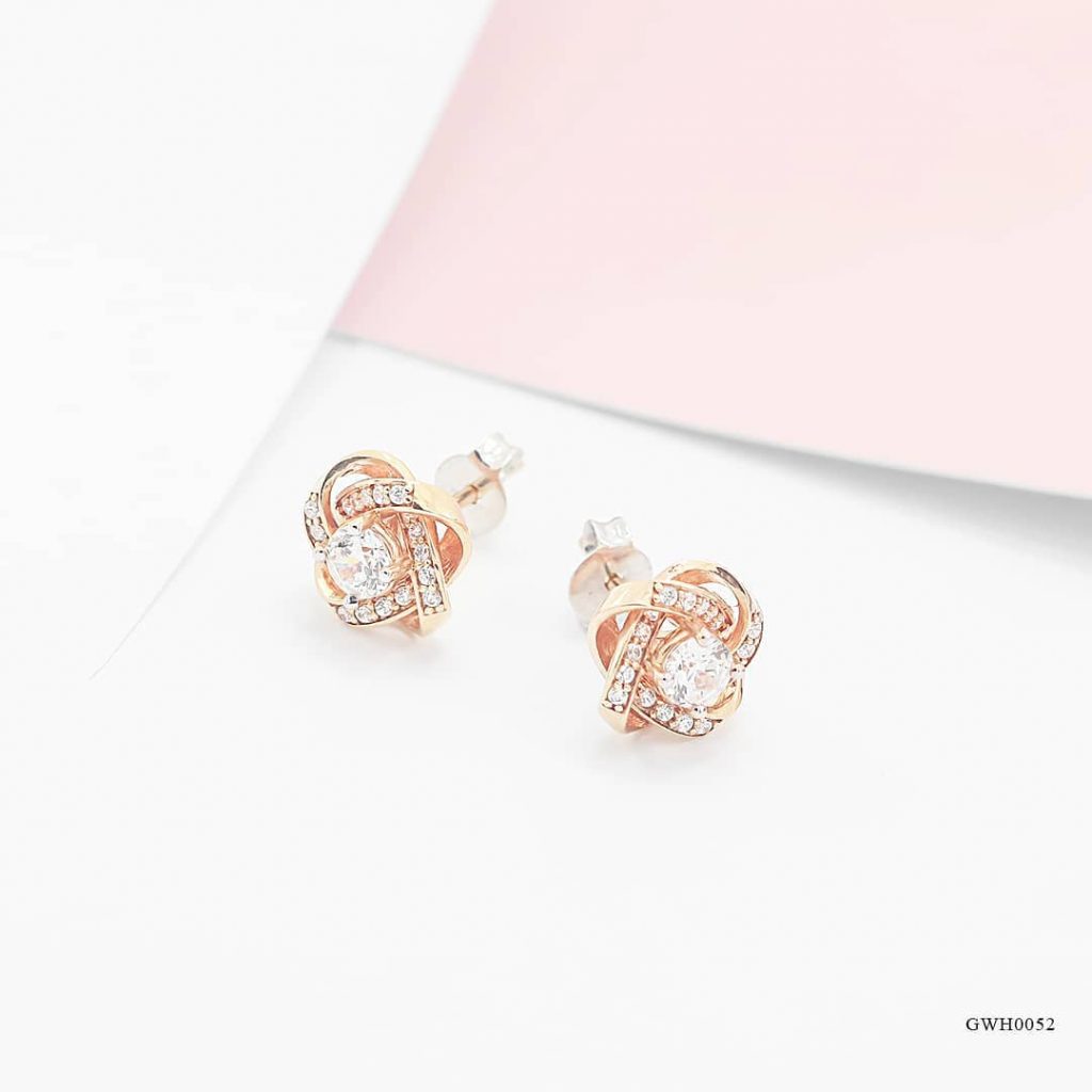anting emas elegan untuk kado bridesmaid