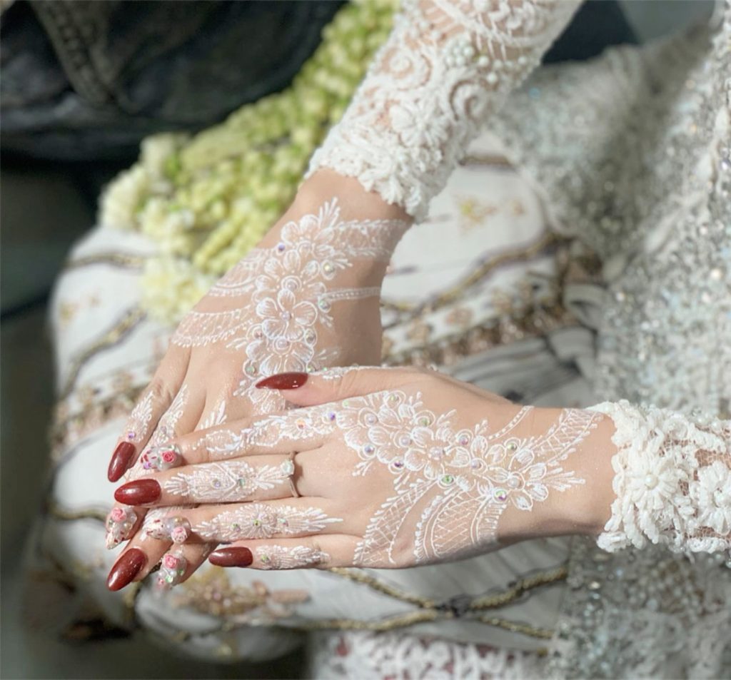 henna pengantin cantik putih