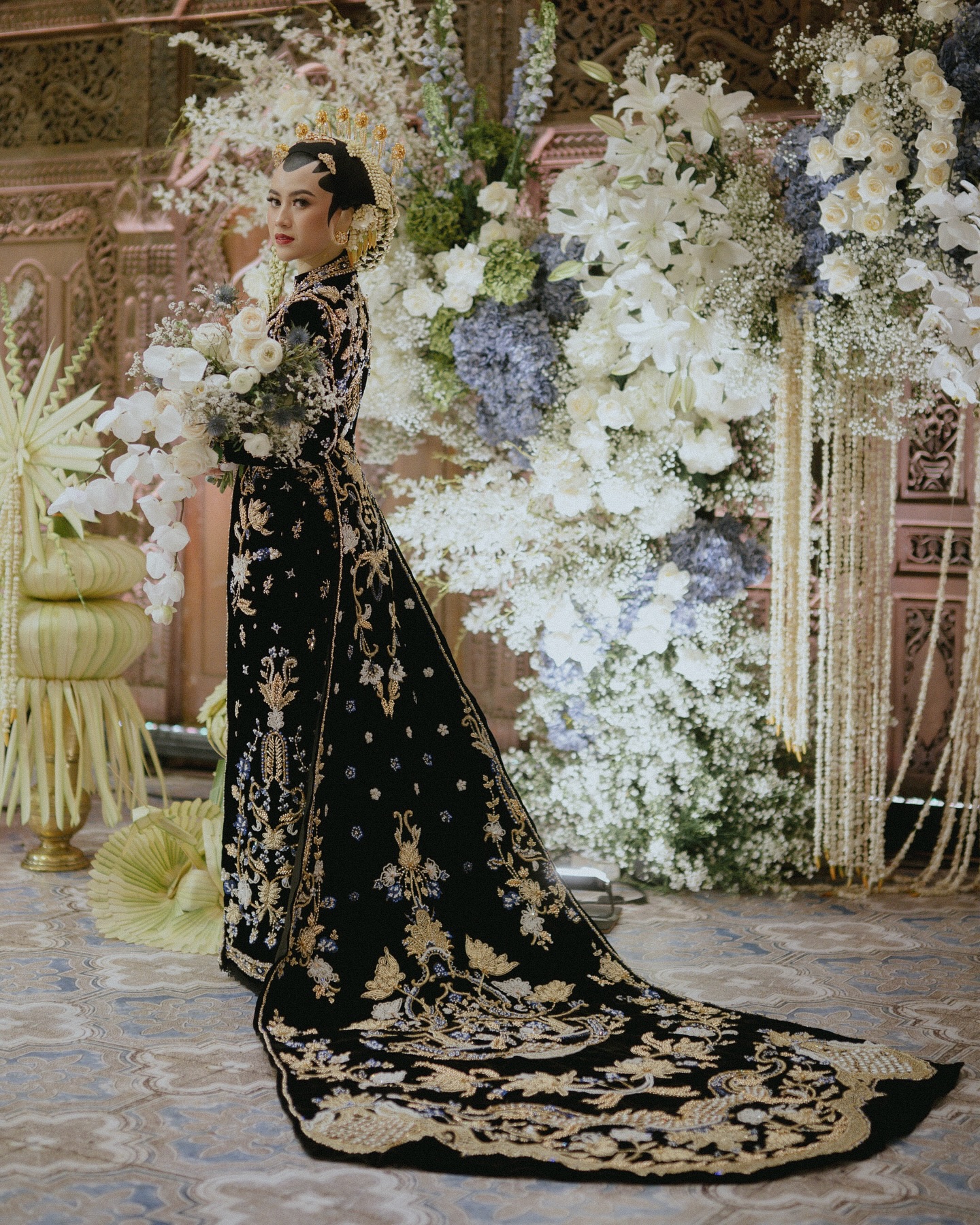 kebaya pengantin jawa modern dengan ekor panjang