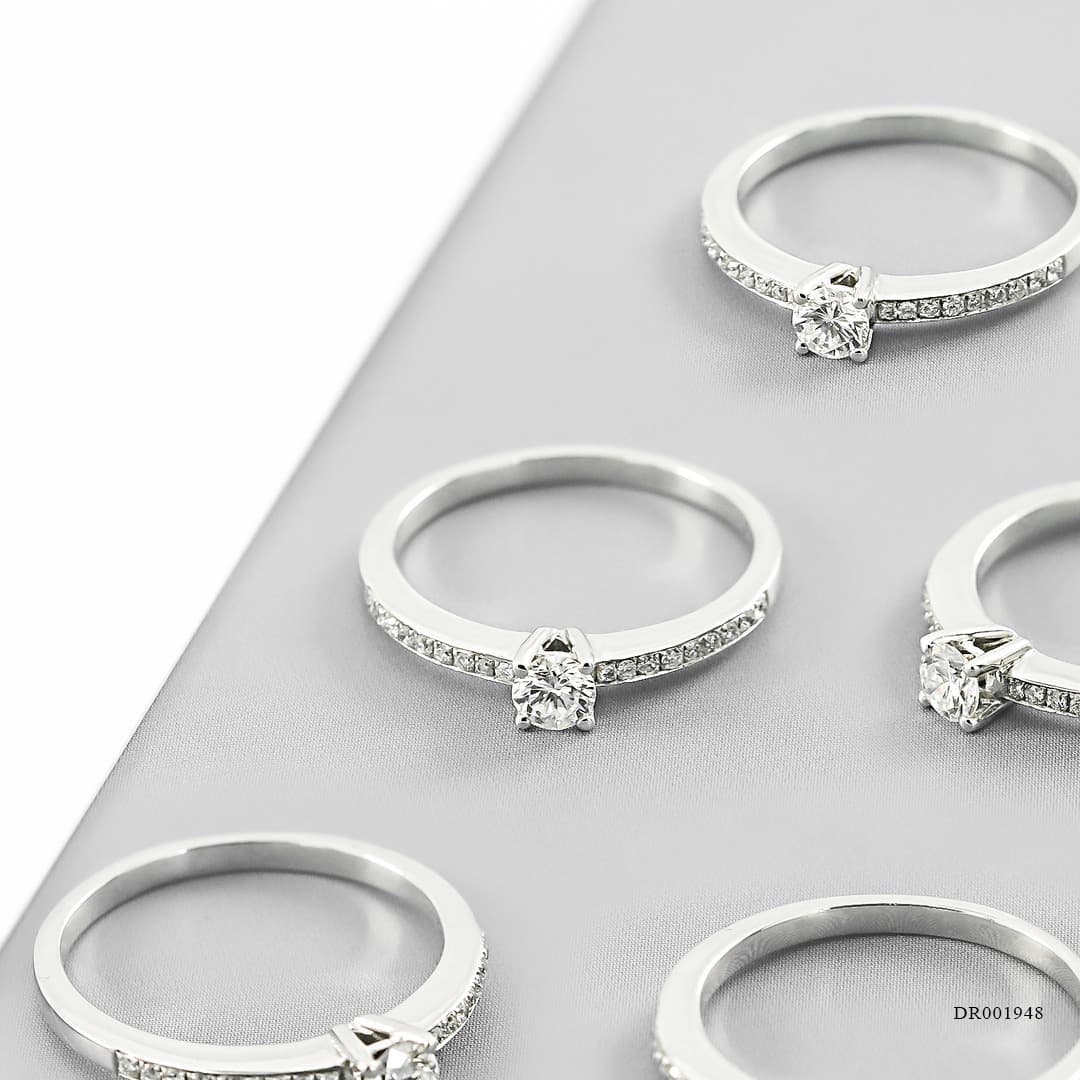 Cincin berlian solitaire dengan pave diamond