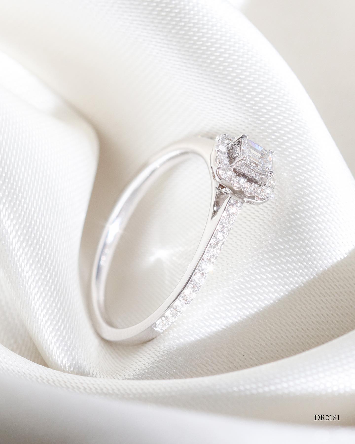 Cincin berlian cushion cut