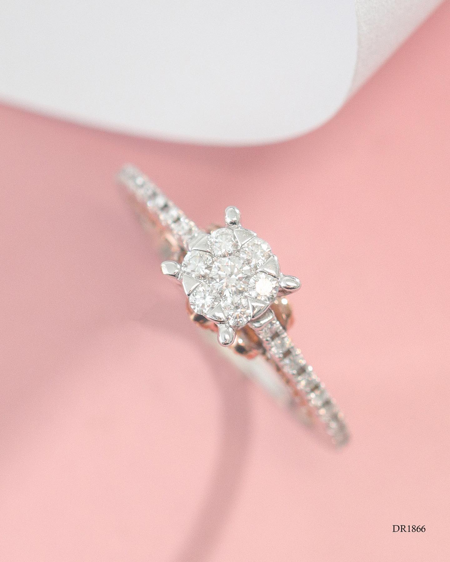 model cincin tunangan dengan desain hidden halo