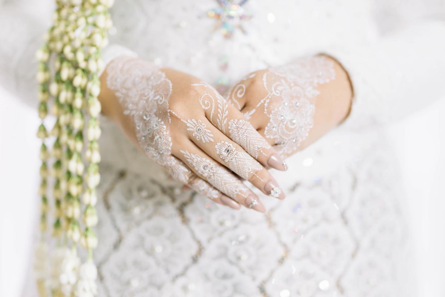 henna pengantin modern putih glitter