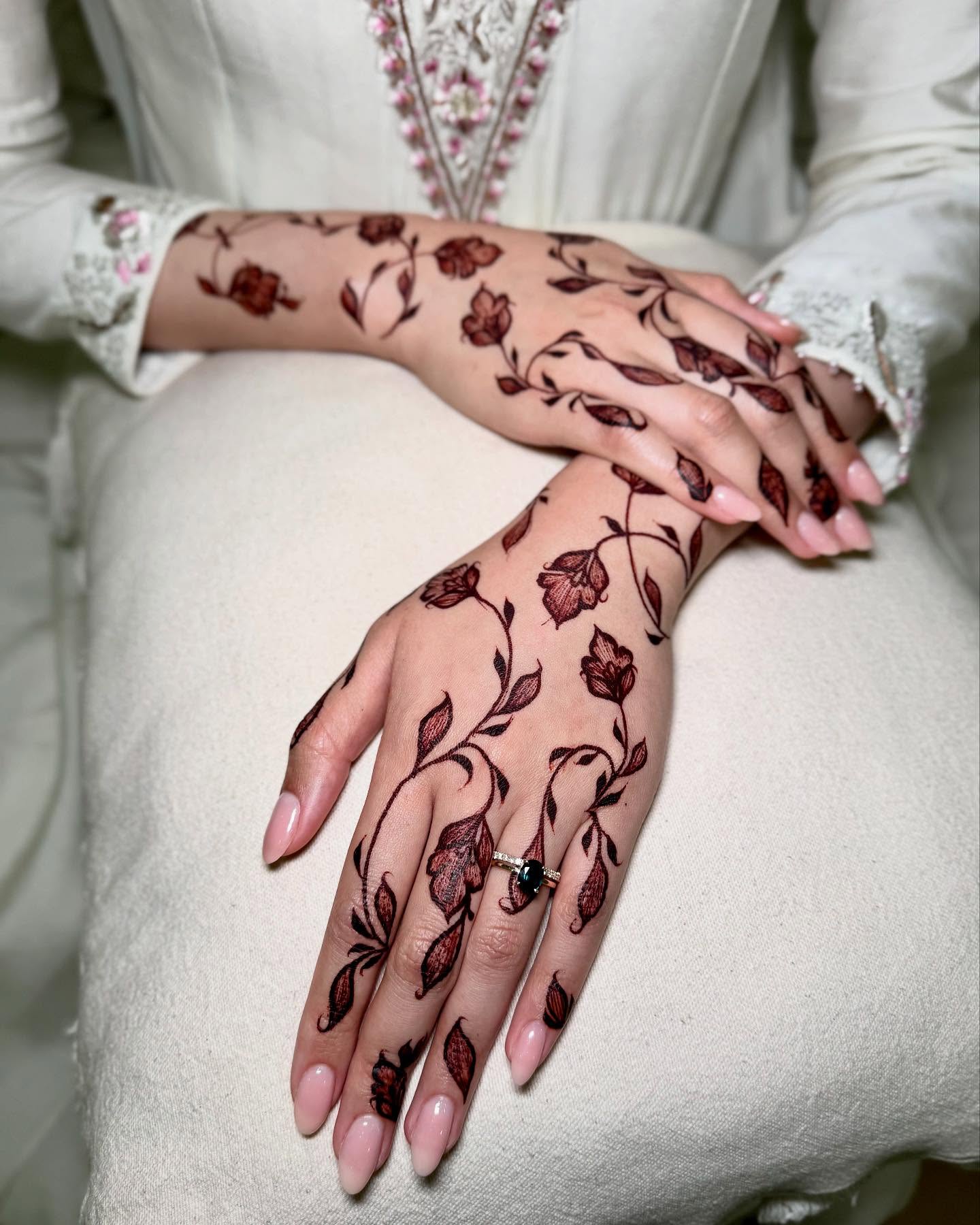 desain henna maroon minimalis